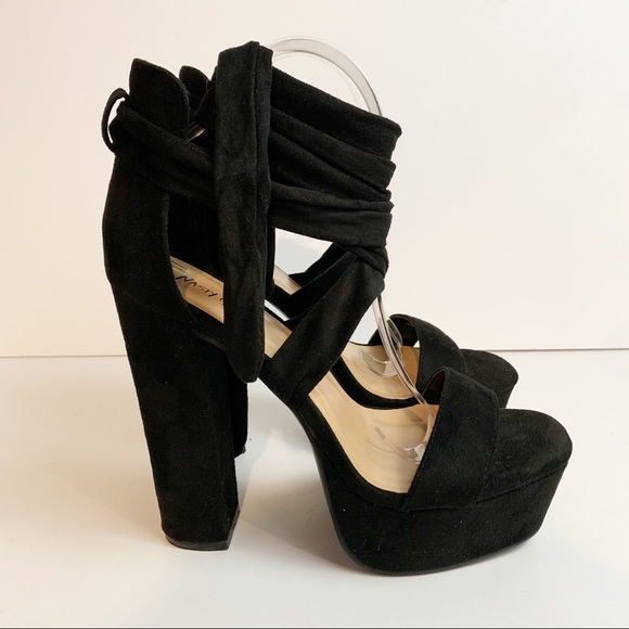 Nasty Gal Chunky Heel Velvet Finish Tie Up Shoe Size 9 Black - Picture 7 of 12